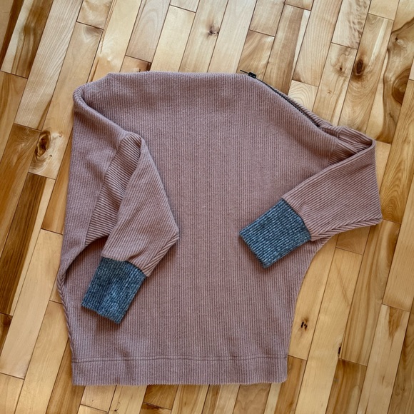 THML Woman’s Sweater Medium - Picture 3 of 8